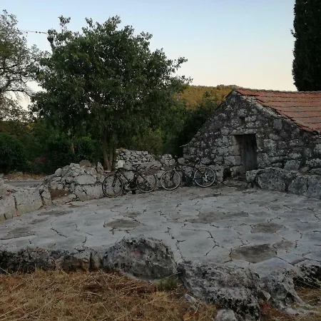 Brotnice בית הארחה 3*